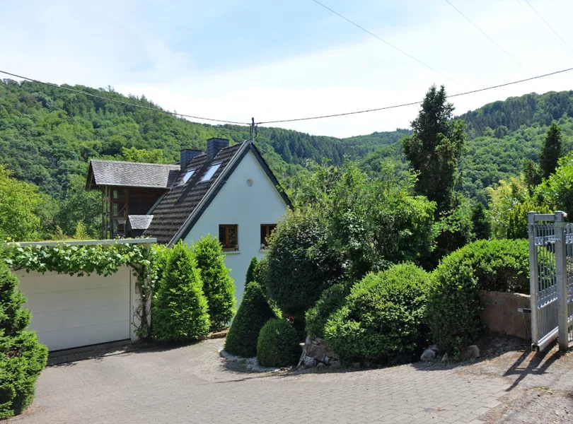 Straßenansicht Wohnhaus - Haus kaufen in Idar-Oberstein - Mediterraner Flair trifft Traumgarten mit Pool und Schwimmteich