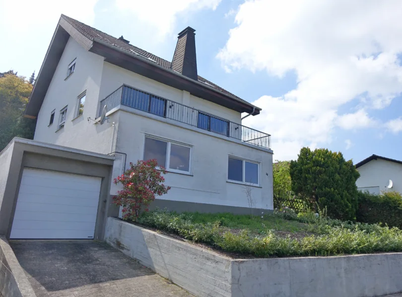 Blick aufs Haus mit Garagenzufahrt - Haus kaufen in Laubenheim - Stark Reduziert! Einfamilienhaus mit ELW– hochwertige Ausstattung/gute Lage/top Ausblick