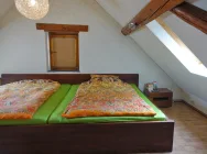 Offener Schlafbereich im Dach