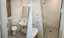 Gäste-WC mit separatem Duschbereich