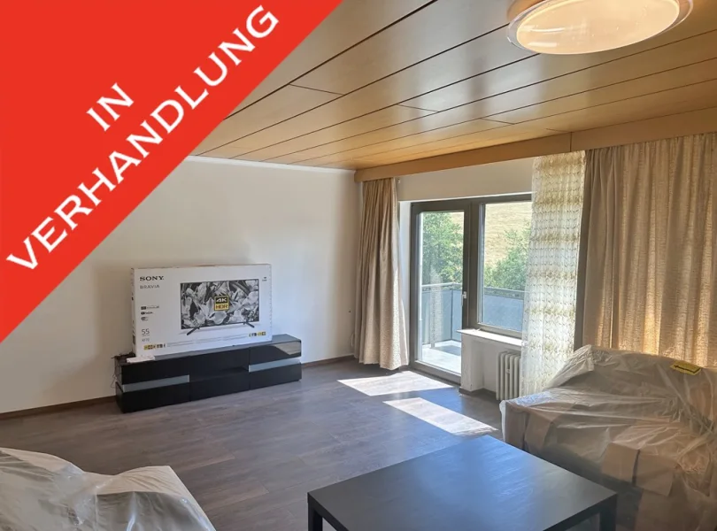 Reizvolles lichtdurchflutetes Wohnzimmer mit angrenzendem Balkon - Haus kaufen in Niederhambach - IN VERHANDLUNG! Exquisites Wohnhaus - Top renoviert & ausgestattet