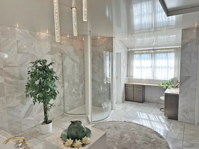 Luxuriöses Badezimmer im Obergeschoss