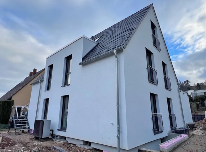 Seitlicher Blick auf das Haus - Wohnung kaufen in Bad Kreuznach - Energieeffiziente Eigentumswohnung in Top Lage von KH