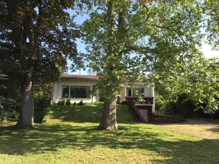 Vorderansicht - Haus kaufen in Bad Sobernheim - Großzügiger Bungalow idyllisch im Grünen eingebettet