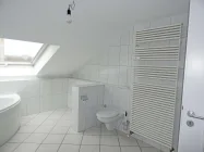 Großes Badezimmer mit Eckbadewanne...