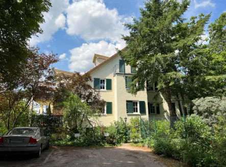 Blick vom Parkplatz auf die Wohnung - Wohnung kaufen in Bad Kreuznach - Maisonette DG-Wohnung in Toplage von KH