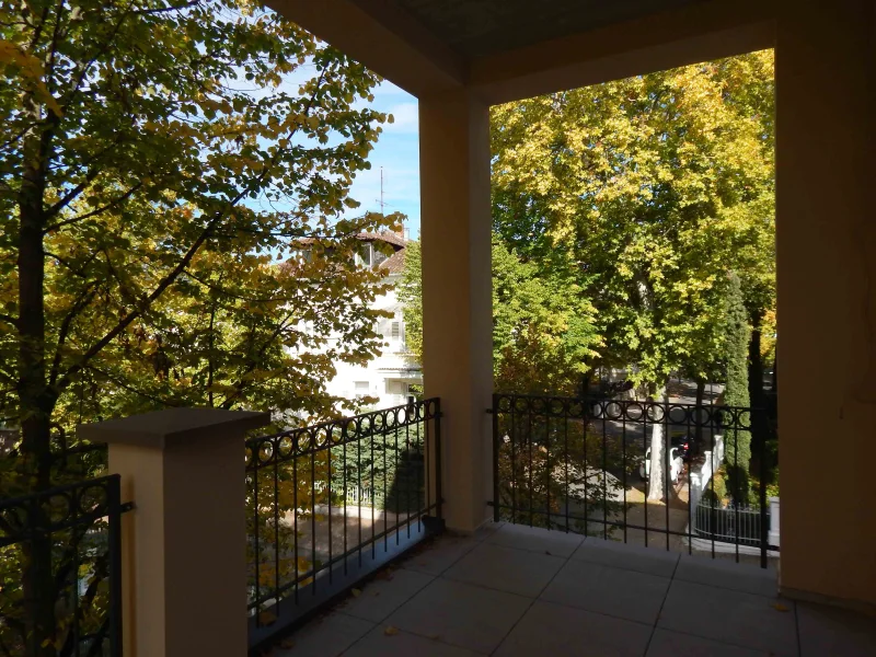 Großzügiger, überdachter Balkon - hier können Sie Ihre Freizeit genieß - Wohnung kaufen in Bad Kreuznach - Traumhafte Eigentumswohnung im Kurviertel