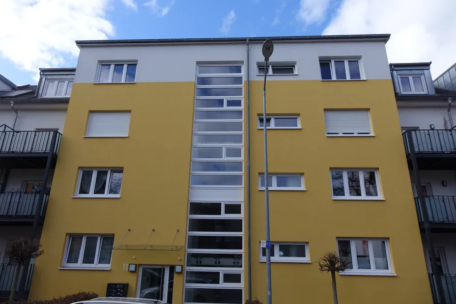 Straßenansicht - Wohnung kaufen in Bad Kreuznach - Sonnendurchflutete, energieeffiziente Dachwohnung mit Fernblick