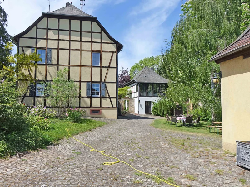 Blick zum Haupthaus und "Kleinem Haus"