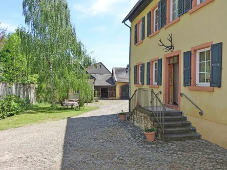 Imposanter Innenhof - Haus kaufen in Seibersbach - Landsitz mit Charme sucht neuen Hausherrn