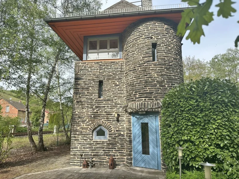 Rückansicht massiv gebautes Stellwerk Einzeldenkmal