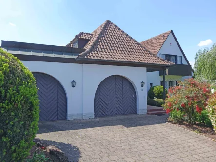 Sicht von der Zufahrt - Haus kaufen in Bad Kreuznach - RESERVIERT! Gediegene Eleganz trifft Toplage