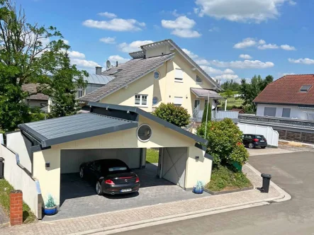 Blick auf Haus und Carport - Haus kaufen in Sprendlingen - Wunderschönes Architektenhaus mit großer ELW in Top Lage