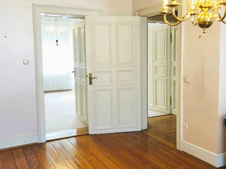 Zimmer mit Zugang zum Schlafzimmer - Wohnung mieten in Bad Kreuznach - Lichtdurchflutete 3 ZKB-Altbauwohnung in Bad Kreuznach