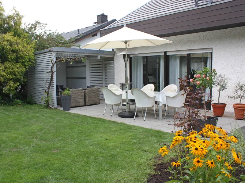 Terrasse mit Gartenlaube