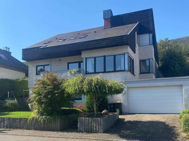 Straßenansicht - Haus kaufen in Trechtingshausen - Ansprechendes Architektenhaus in ruhiger Lage mit Rheinblick