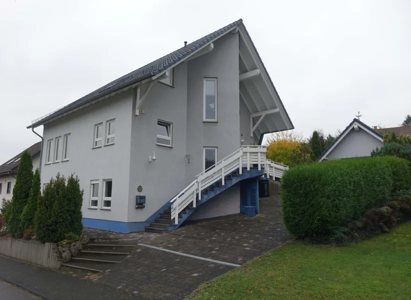 Straßenansicht Haus - Haus kaufen in Idar-Oberstein - Großzügiges, modernes Haus trifft geniale Aussicht - Ansehen + Einziehen + Wohlfühlen