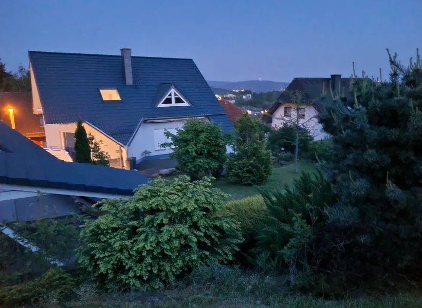 Gartenansicht zum Haus bei Dämmerung