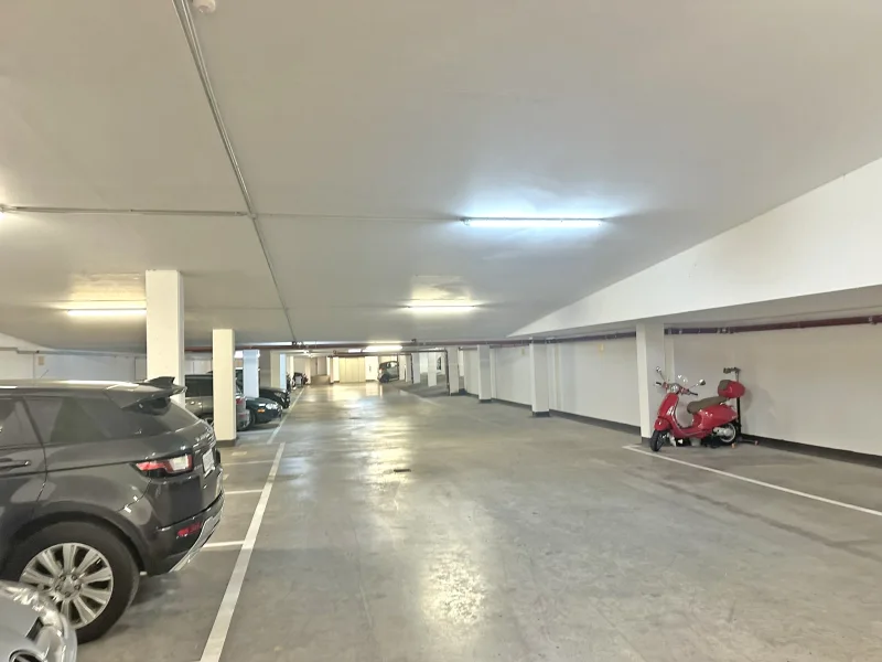 Moderne Tiefgarage per Fahrstuhl erreichbar