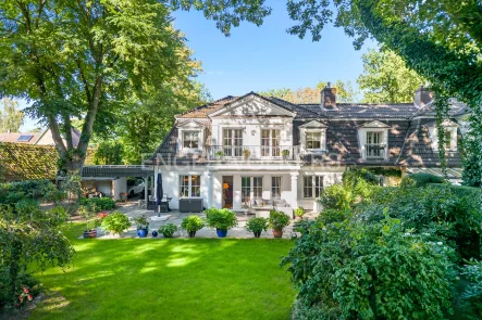 Landhausvilla im Verbund - Haus kaufen in Hamburg - Elegante Landhausvilla im Verbund in traumhafter Waldrandlage