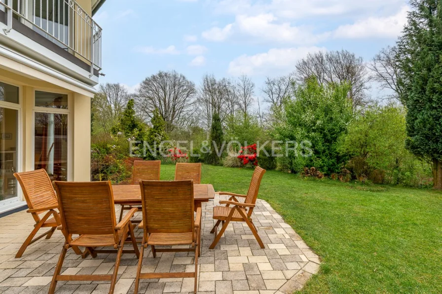 Terrasse mit Garten am Feldrand