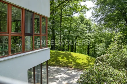 Panoramafenster mit Blick in die Natur - Wohnung kaufen in Hamburg - Fußläufig zum Golfplatz mit Blick auf den Alsterlauf