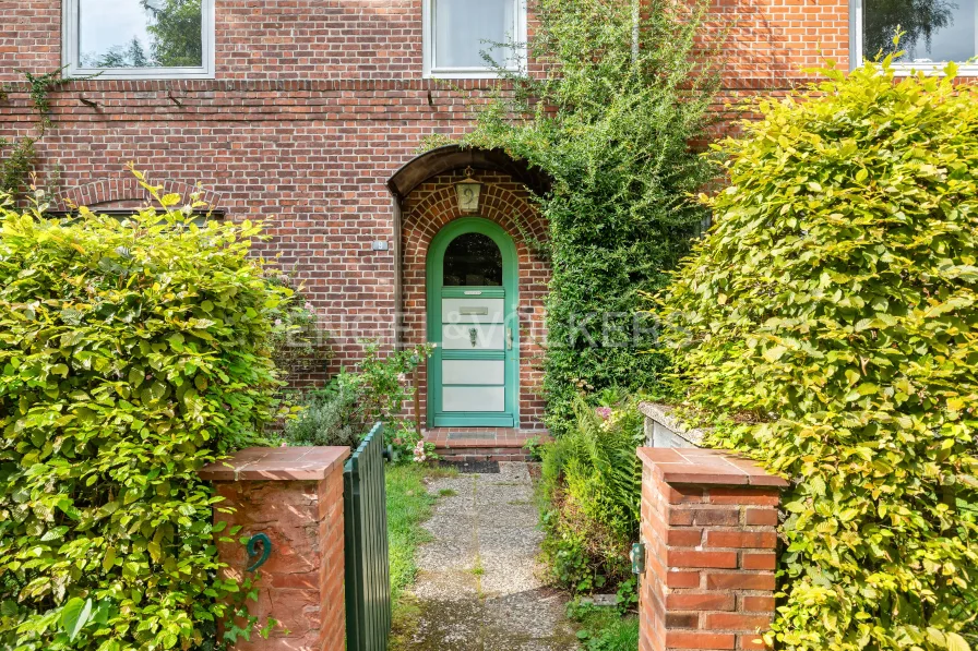  - Haus kaufen in Hamburg - Typische Rotklinkerdoppelhaushälfte im nördlichen Randgebiet von Volksdorf.