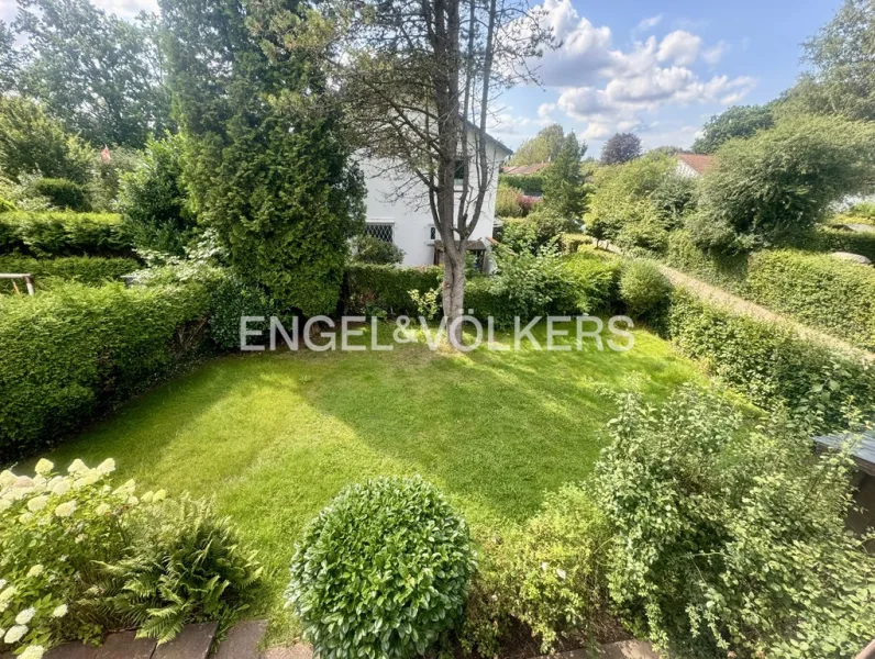 Blick vom Balkon in den Garten