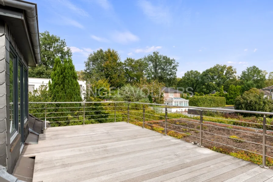 Dachterrasse aus Bangkirai mit angrenzendem, begrünten Dach