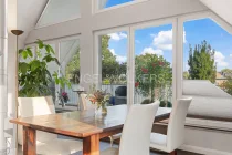 Essbereich an der großen Fensterfront mit Blick auf den Balkon