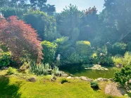 Blickdicht eingewachsener Garten mit Gartenteich