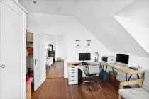 Geräumiges Arbeitszimmer