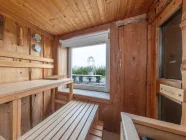 ...und Sauna mit Ausblick in den Garten