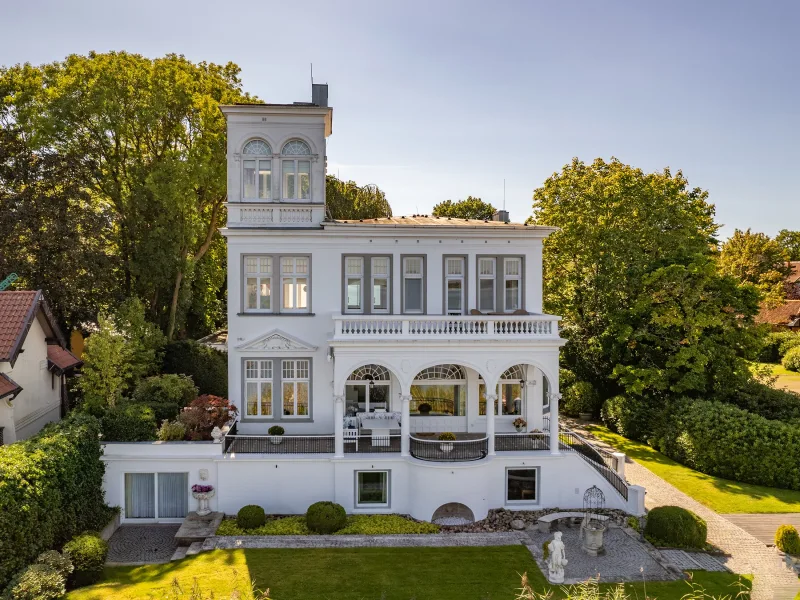 Blick auf die Villa vom Meer aus