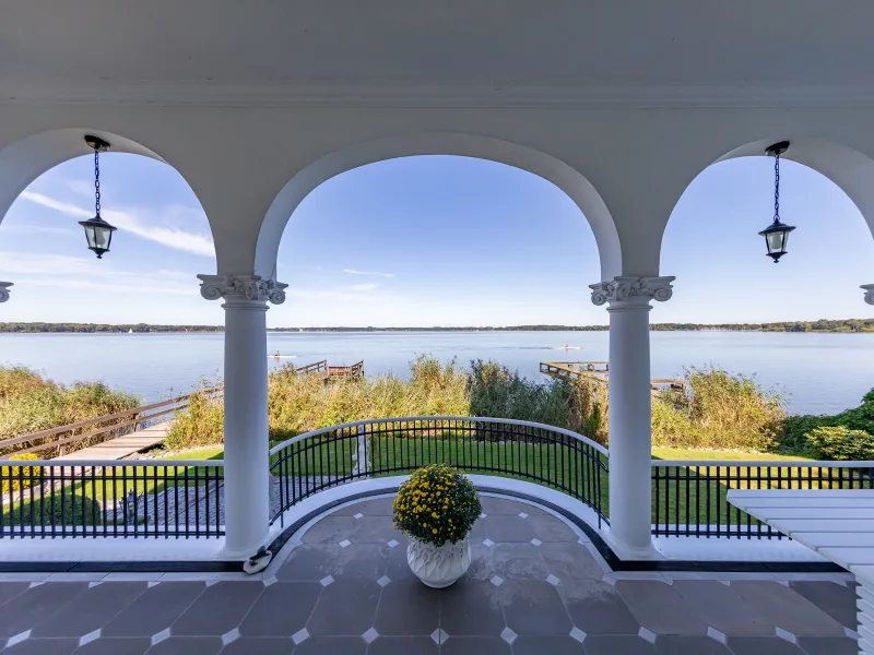 Ausblick von der großen, rückwärtigen Terrasse auf den See