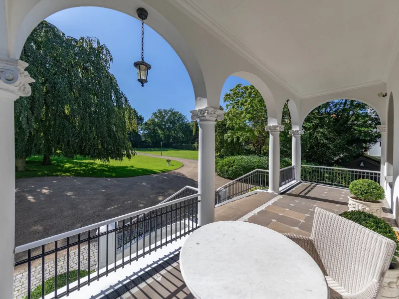 Fantastischer Blick von der Terrasse auf die große Zufaht mit altem Baumbest