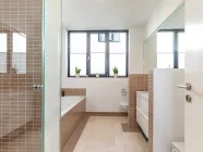 Modernes Masterbad mit Wanne und bodengleicher, geräumiger Dusche