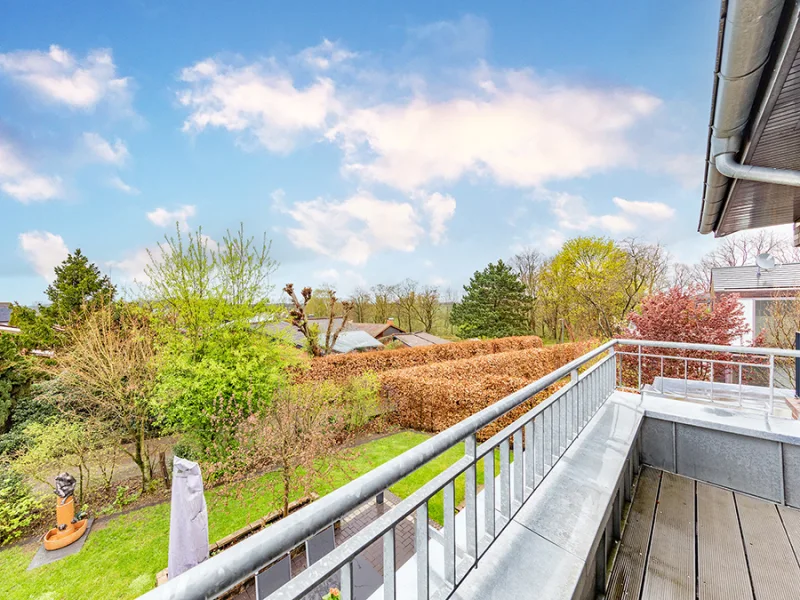 Blick vom Balkon in den Garten