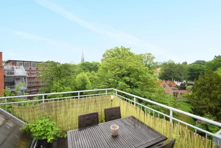 Ausblick vom sonnigen Balkon - Wohnung kaufen in Oldenburg - Blick über die Dächer des Dobbenviertels!