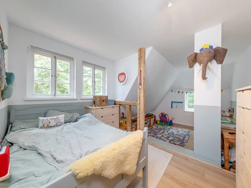 Ein kinderfreundliches Zimmer mit viel natürlichem Licht