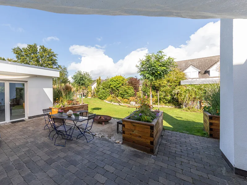 Blick von der anliegenden Terrasse in den eigenen Garten