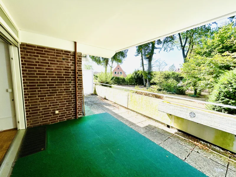 Große Terrasse mit Gartenblick