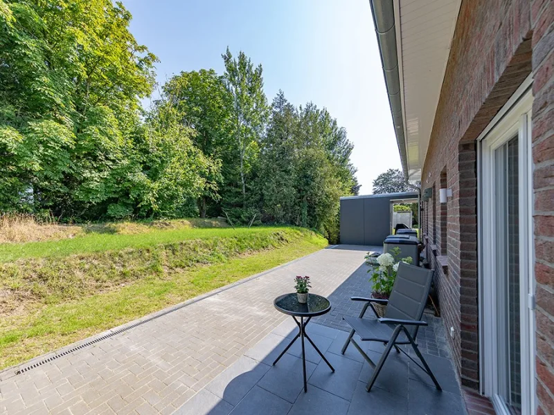 Terrasse mit Blick in den eigenen Garten