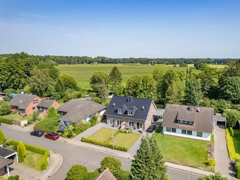 Blick auf das Haus und die Felder dahinter