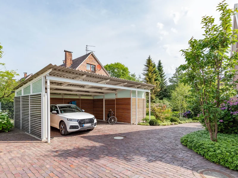 Moderner Doppelcarport mit angegliedertem Gerätehaus