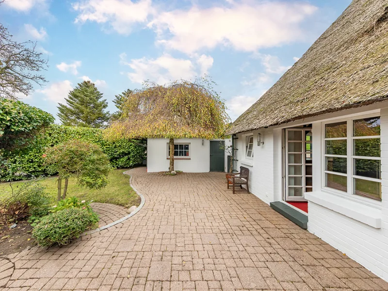 Terrasse mit Zugang zur Garage