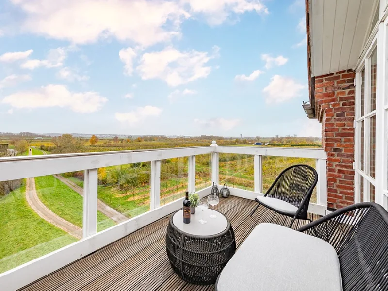 Großflächiger Balkon mit traumhaften Blick über die Elbe