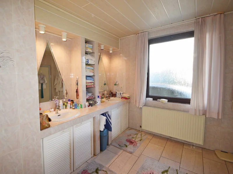 Helles Badezimmer en Suite