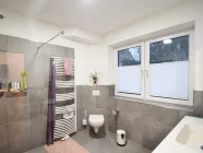 Modernes Badezimmer mit bodenebener Dusche