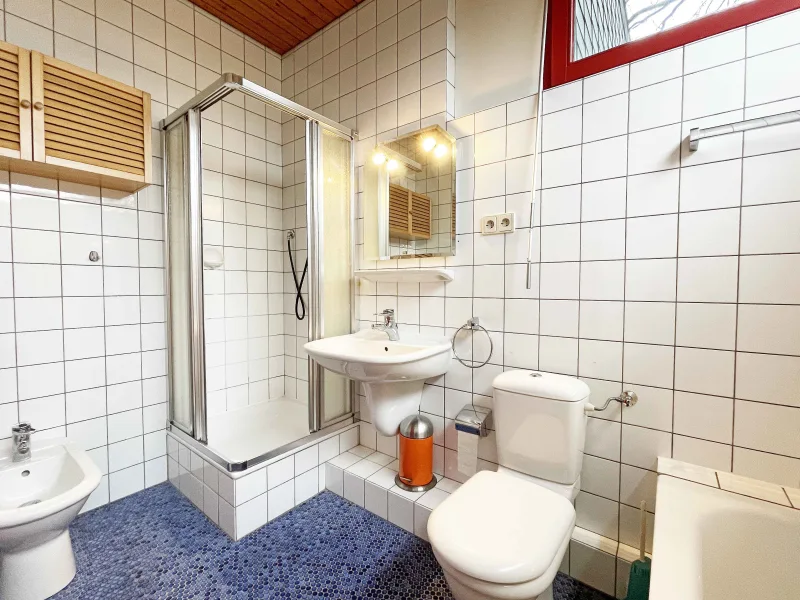 Badezimmer en Suite mit Dusche und Badewanne